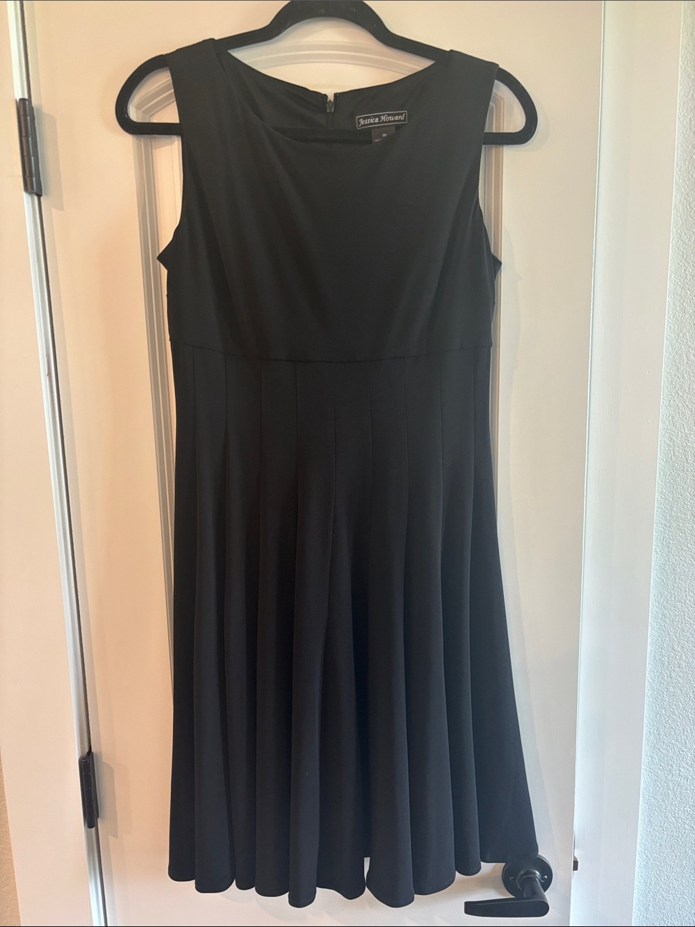 Jessica Howard Black Sleeveless Pleated Midi Dress